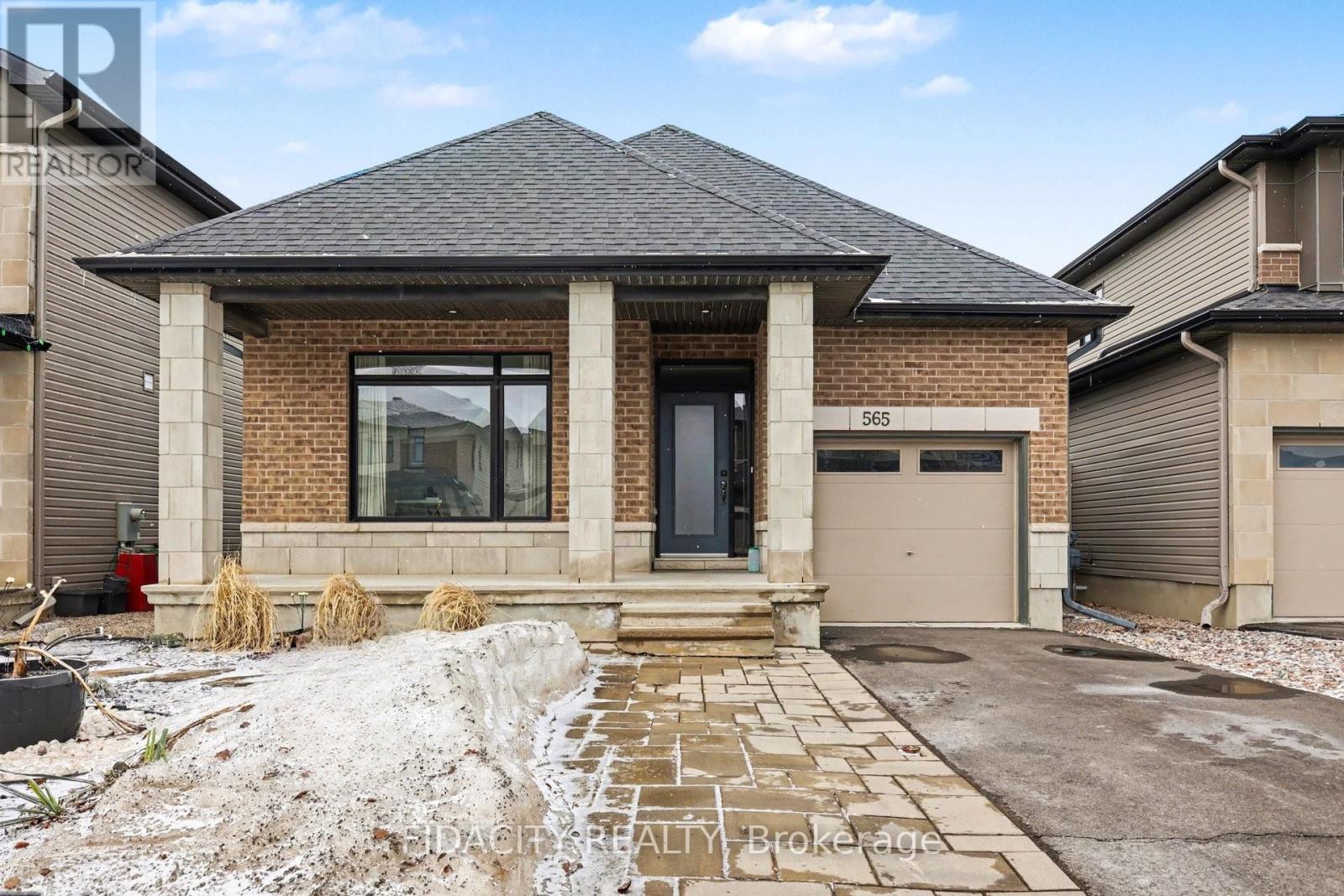 565 Bobolink Ridge, Ottawa, Ontario  K2S 2P4 - Photo 3 - X12880866