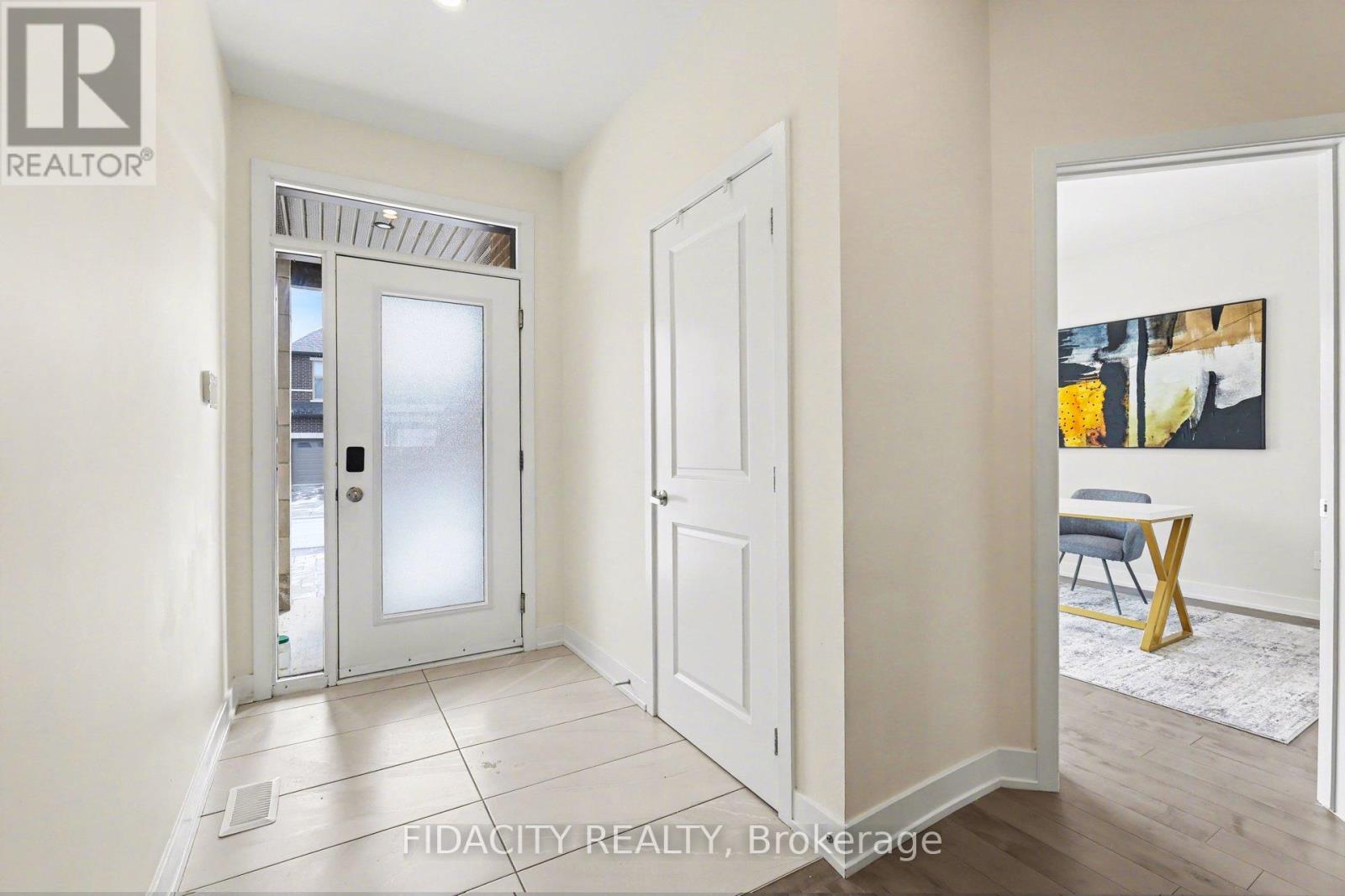 565 Bobolink Ridge, Ottawa, Ontario  K2S 2P4 - Photo 4 - X12880866