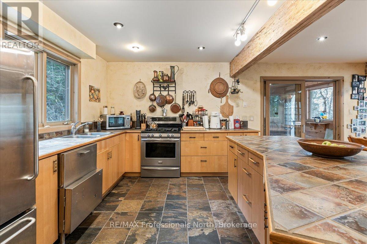 1032 Parallel Falls Lane, Minden Hills, Ontario  K0M 2K0 - Photo 6 - X12880874