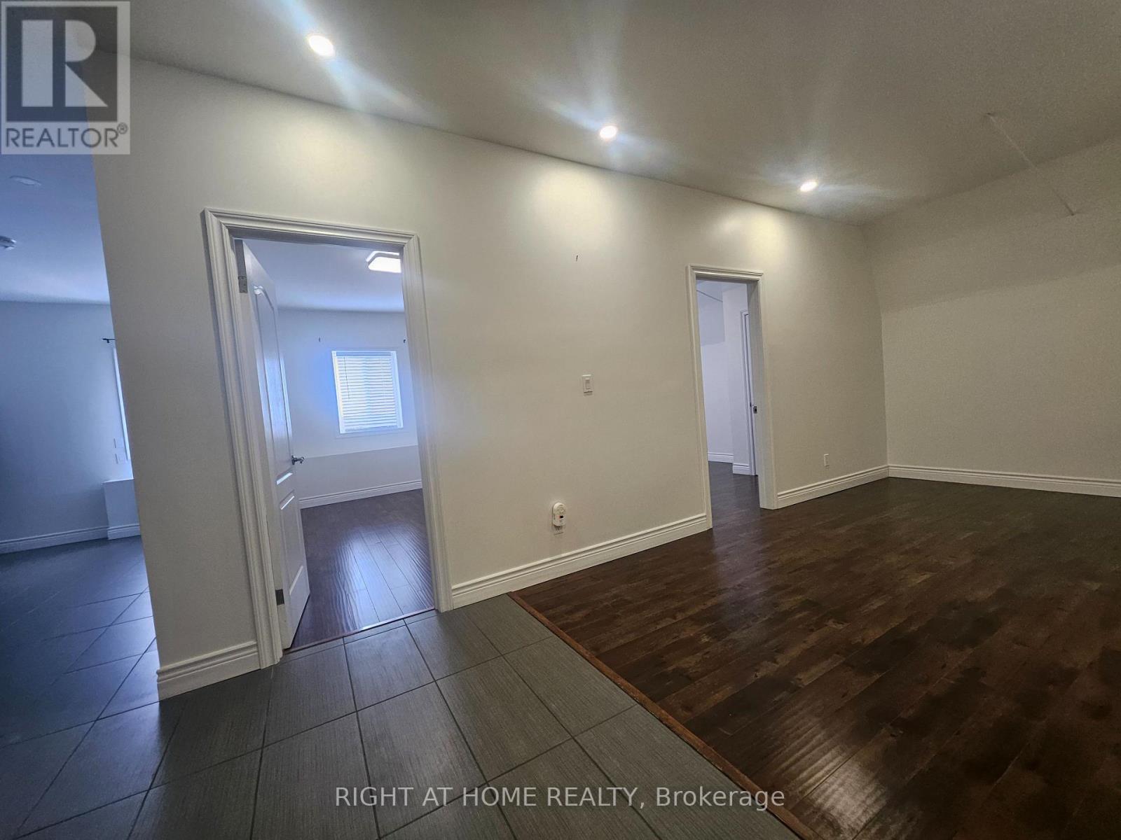 Upper #1 - 17 Barrie Street, Bradford West Gwillimbury (Bradford), Ontario  L3Z 2A1 - Photo 4 - N12880862