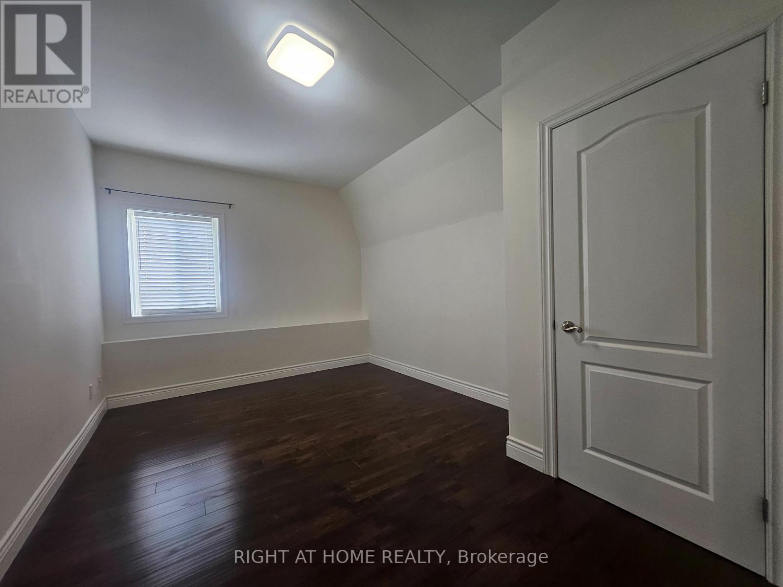 Upper #1 - 17 Barrie Street, Bradford West Gwillimbury (Bradford), Ontario  L3Z 2A1 - Photo 7 - N12880862