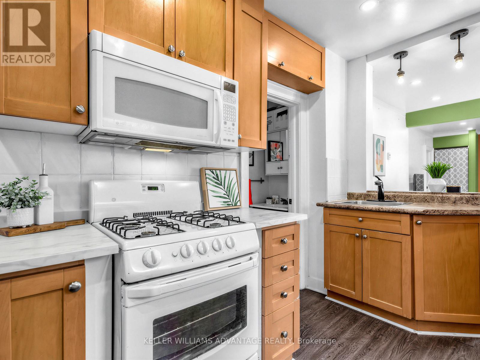 12 Hastings Avenue, Toronto, Ontario  M4L 2L2 - Photo 9 - E12847588