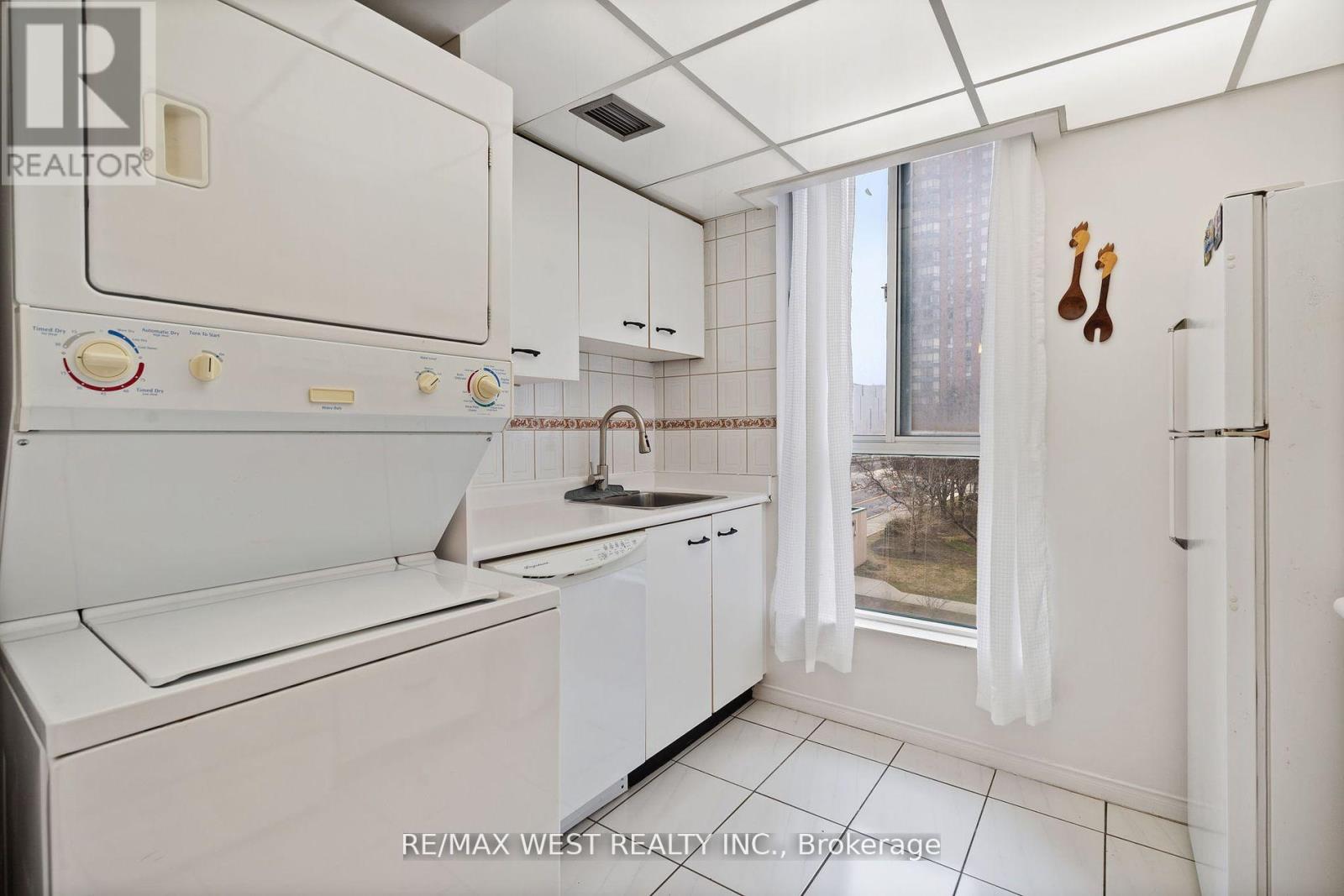 316 - 155 Hillcrest Avenue, Mississauga, Ontario  L5B 3Z2 - Photo 12 - W12880878