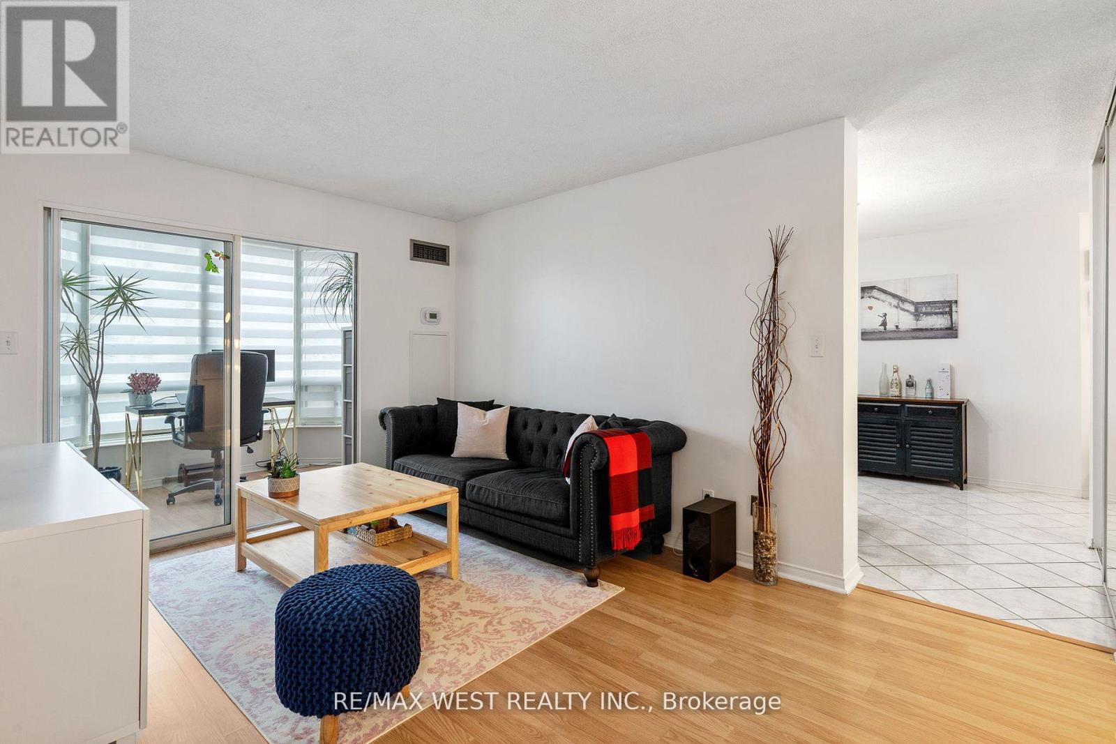 316 - 155 Hillcrest Avenue, Mississauga, Ontario  L5B 3Z2 - Photo 3 - W12880878