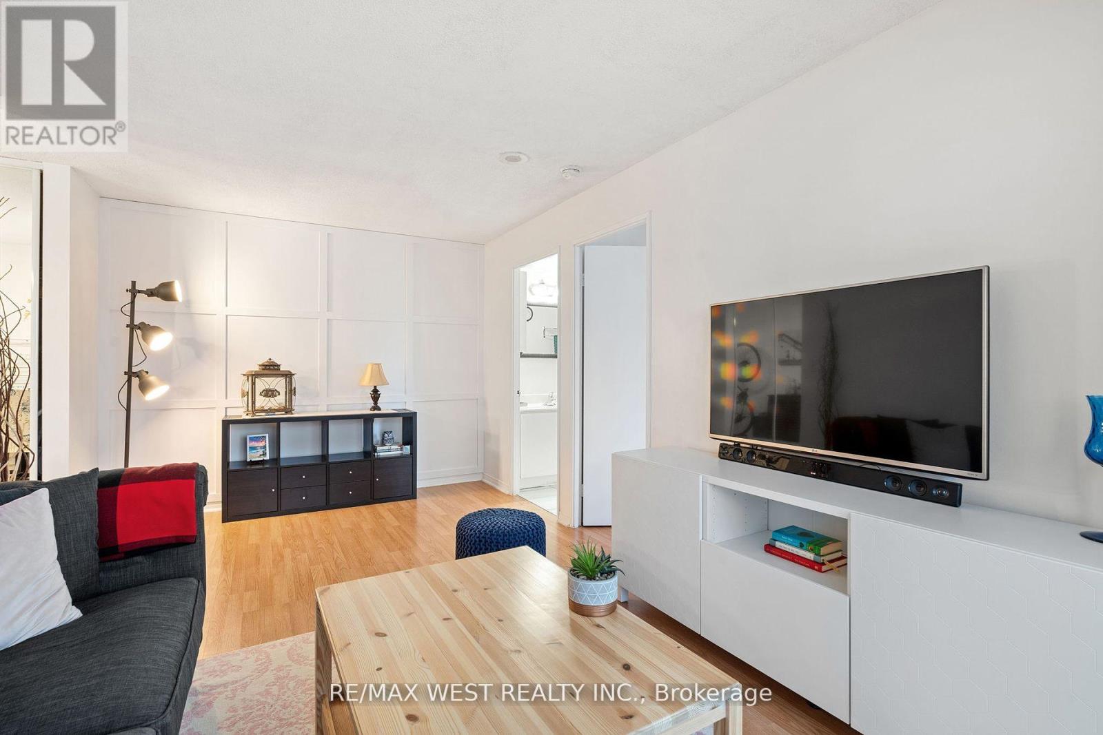 316 - 155 Hillcrest Avenue, Mississauga, Ontario  L5B 3Z2 - Photo 4 - W12880878