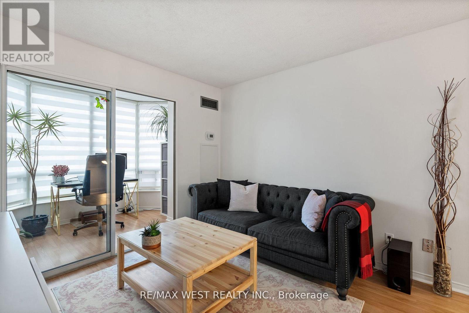 316 - 155 Hillcrest Avenue, Mississauga, Ontario  L5B 3Z2 - Photo 6 - W12880878