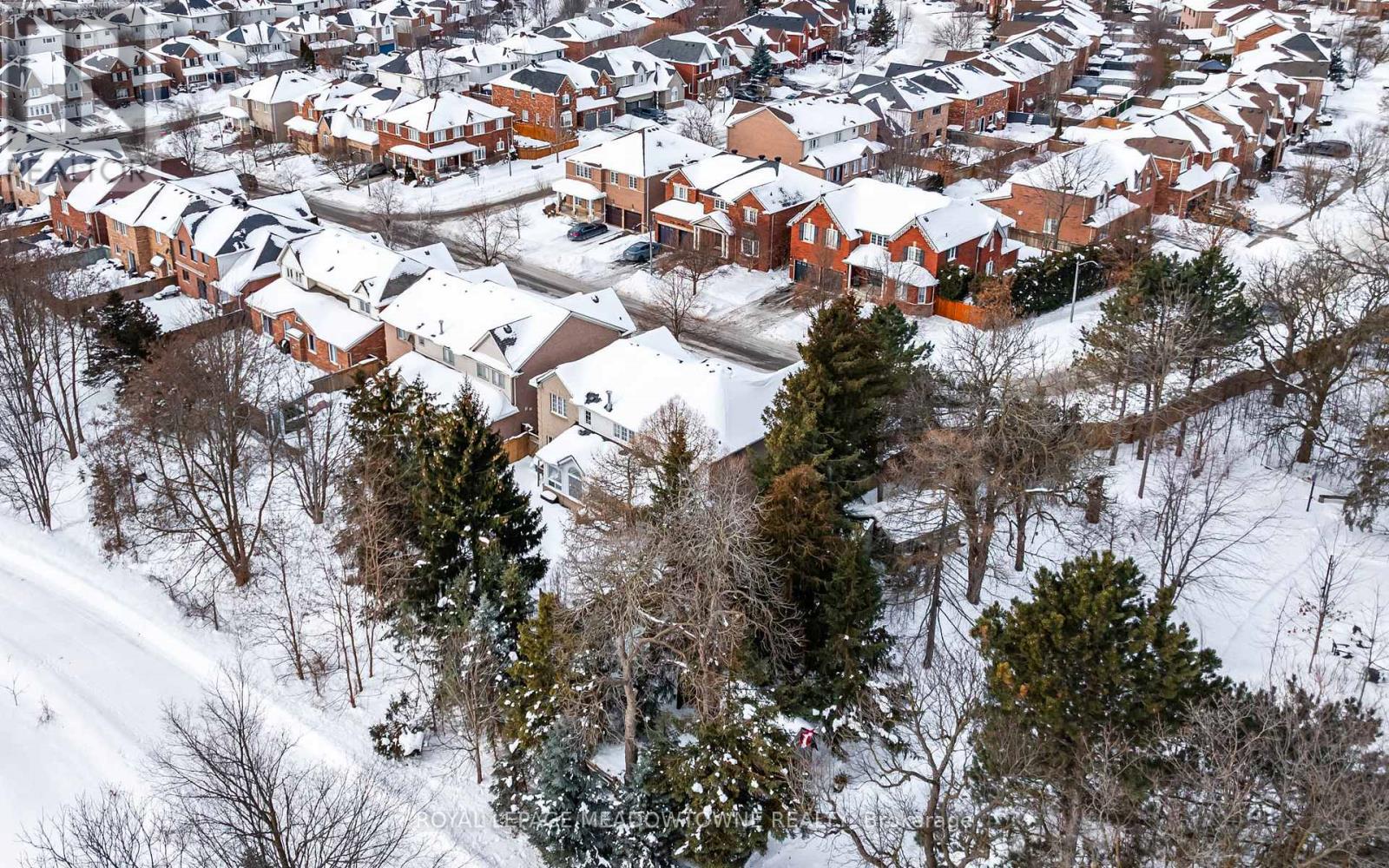 19 Grist Mill Drive, Halton Hills, Ontario  L7G 6C2 - Photo 4 - W12771162