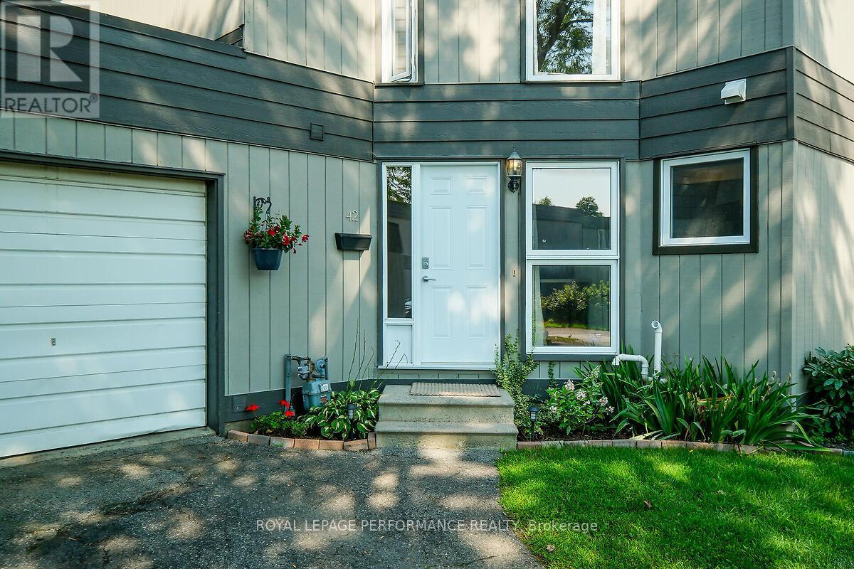 42 Compata Way, Ottawa, Ontario  K1B 4W9 - Photo 3 - X12881084