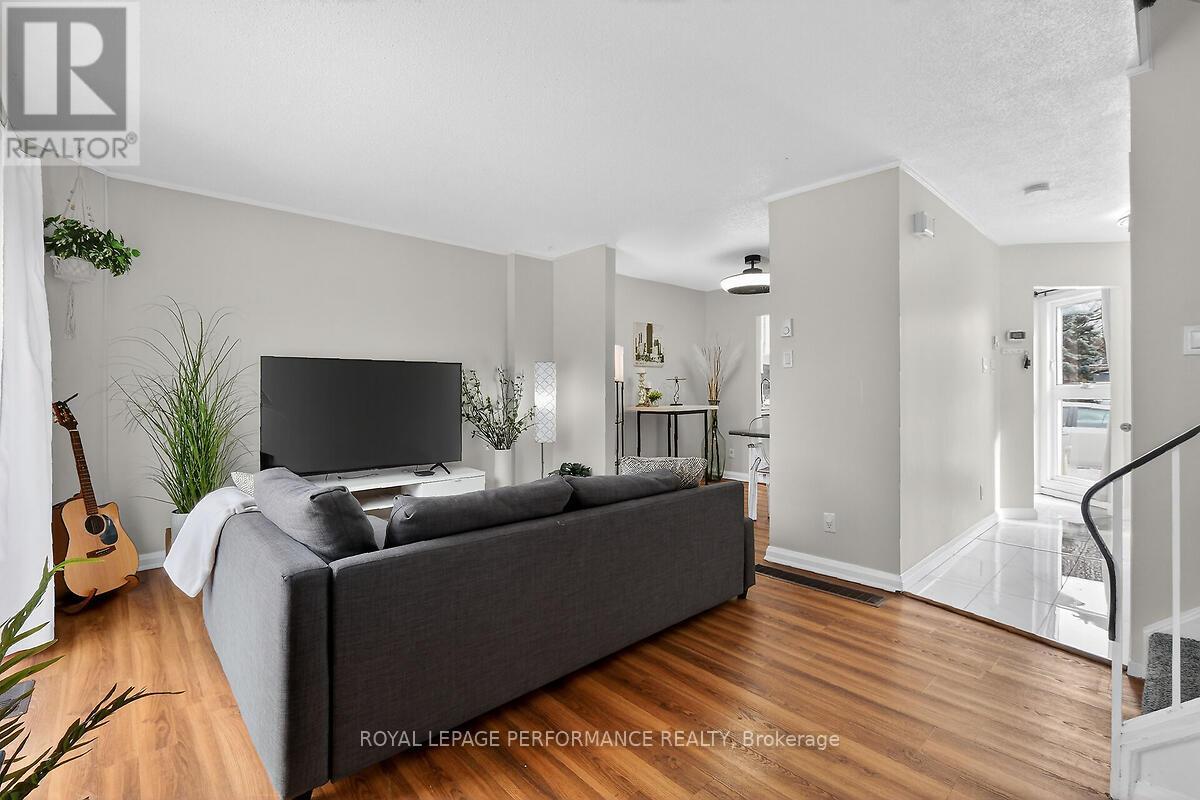 42 Compata Way, Ottawa, Ontario  K1B 4W9 - Photo 9 - X12881084