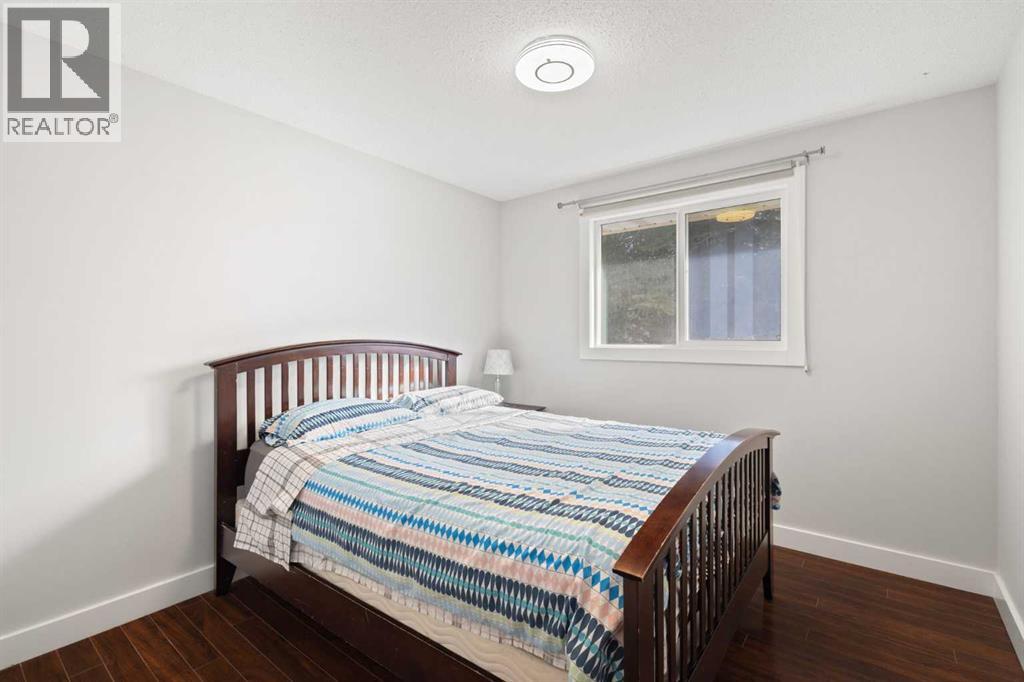 208 Woodpark Place Sw, Calgary, Alberta  T2M 2S5 - Photo 15 - A2292496