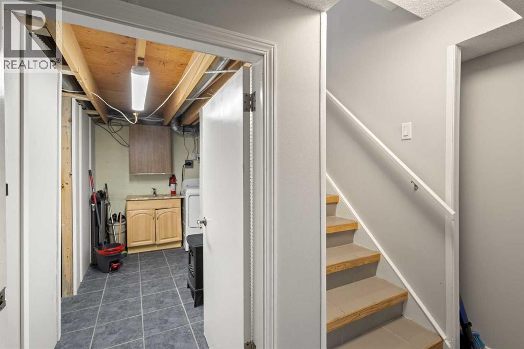 208 Woodpark Place Sw, Calgary, Alberta  T2M 2S5 - Photo 20 - A2292496