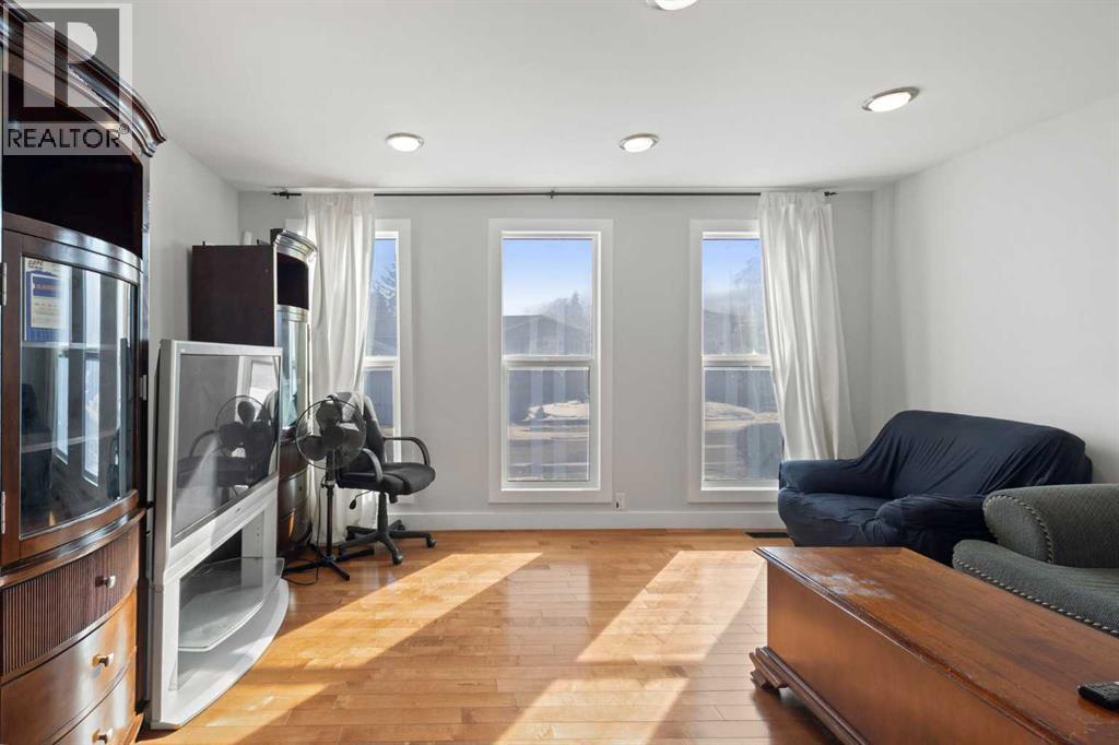 208 Woodpark Place Sw, Calgary, Alberta  T2M 2S5 - Photo 3 - A2292496