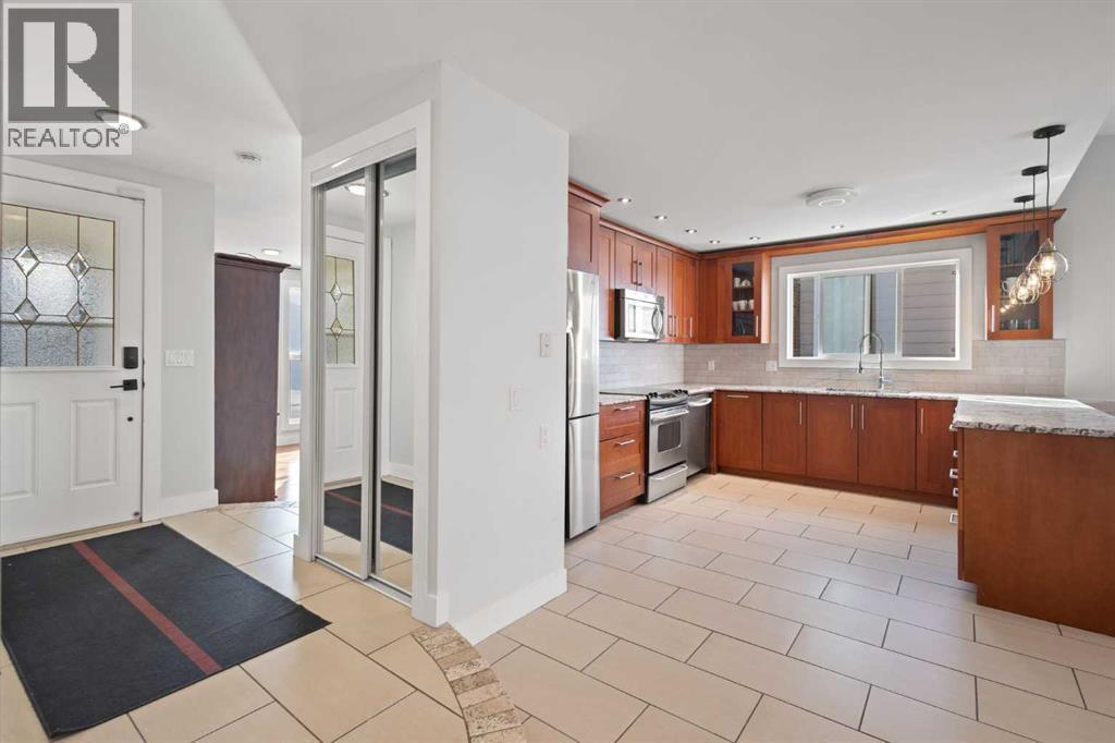 208 Woodpark Place Sw, Calgary, Alberta  T2M 2S5 - Photo 5 - A2292496