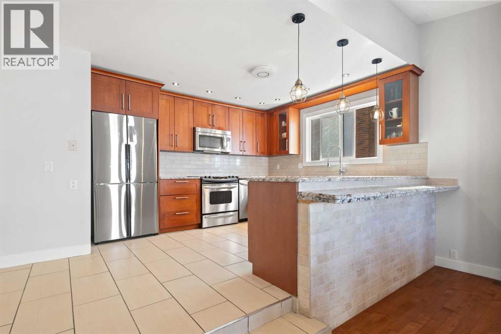 208 Woodpark Place Sw, Calgary, Alberta  T2M 2S5 - Photo 7 - A2292496