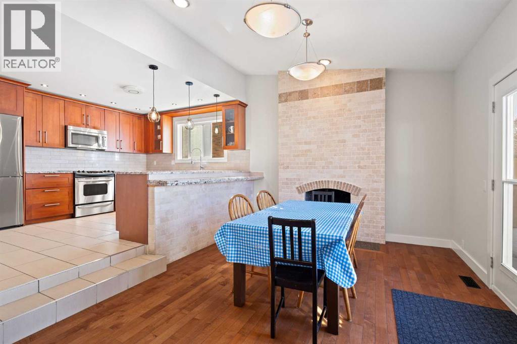 208 Woodpark Place Sw, Calgary, Alberta  T2M 2S5 - Photo 9 - A2292496