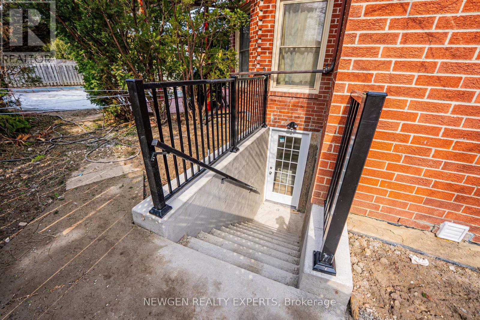 Lower - 3084 Spring Creek Crescent, Mississauga, Ontario  L5N 4R7 - Photo 2 - W12881136