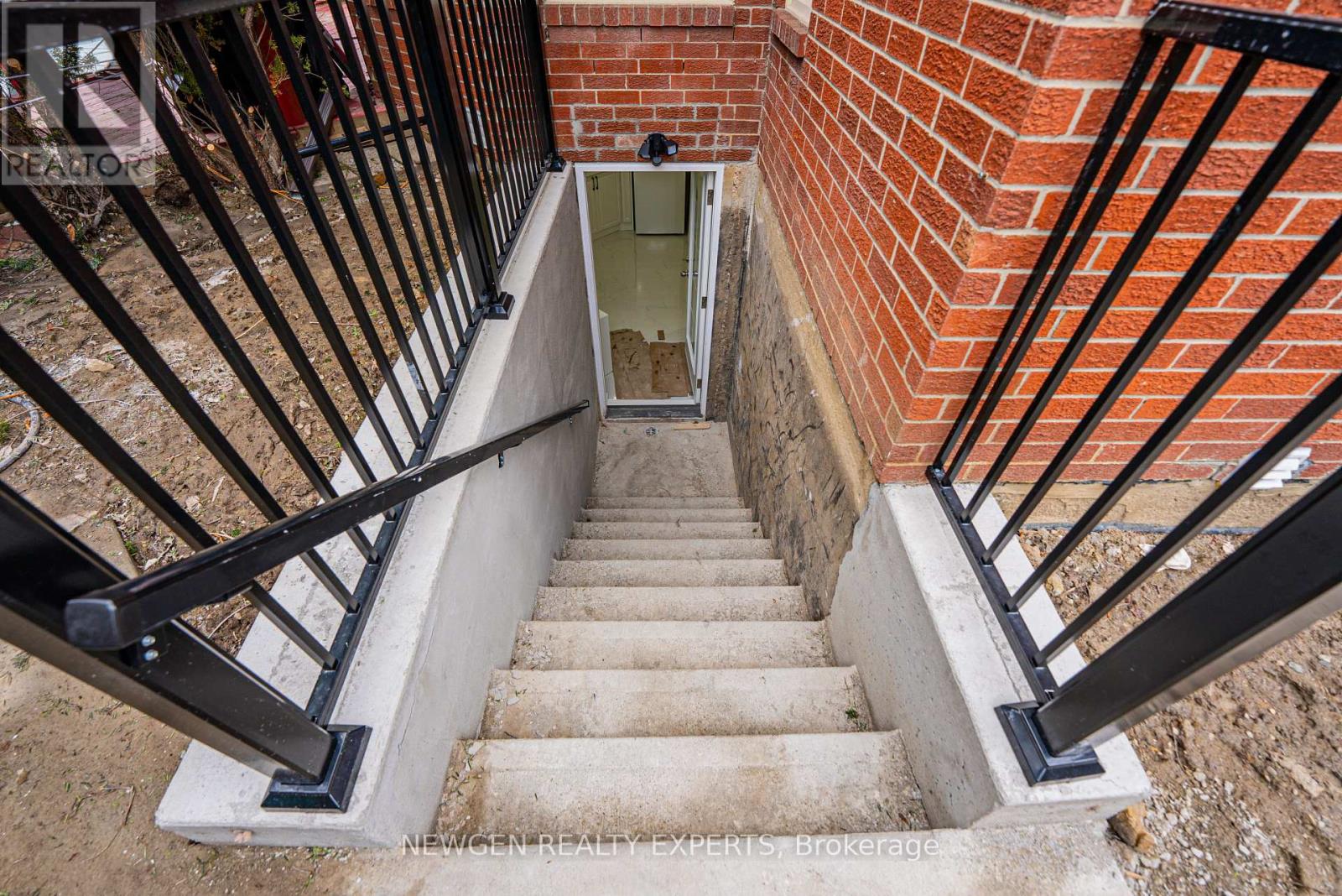 Lower - 3084 Spring Creek Crescent, Mississauga, Ontario  L5N 4R7 - Photo 3 - W12881136