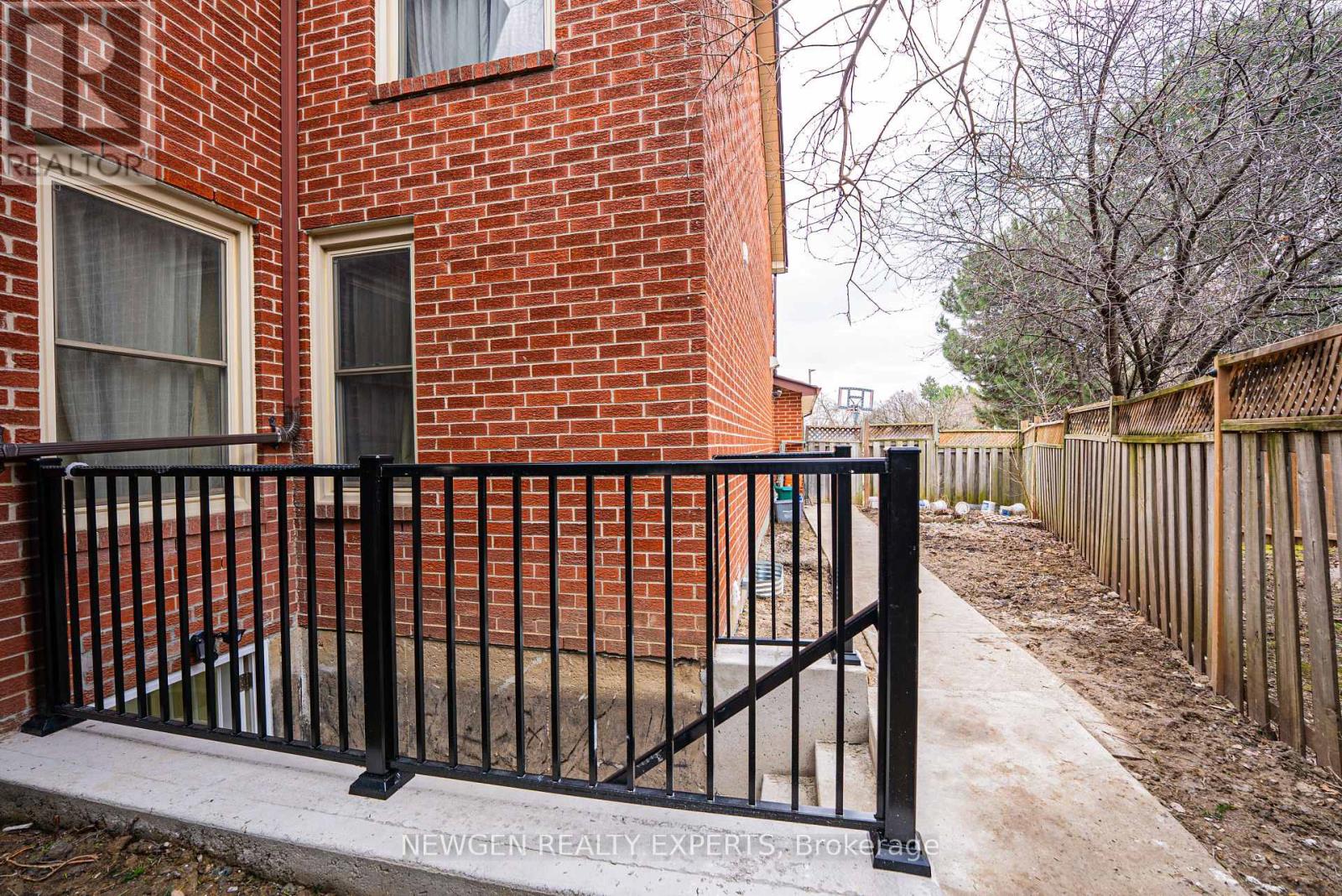 Lower - 3084 Spring Creek Crescent, Mississauga, Ontario  L5N 4R7 - Photo 4 - W12881136