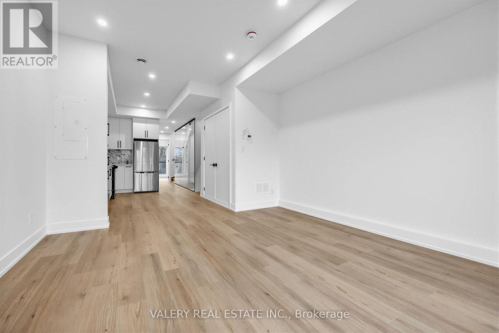 B - 1115 Islington Avenue, Toronto (Stonegate-Queensway), Ontario  M8Z 4S3 - Photo 5 - W12881194