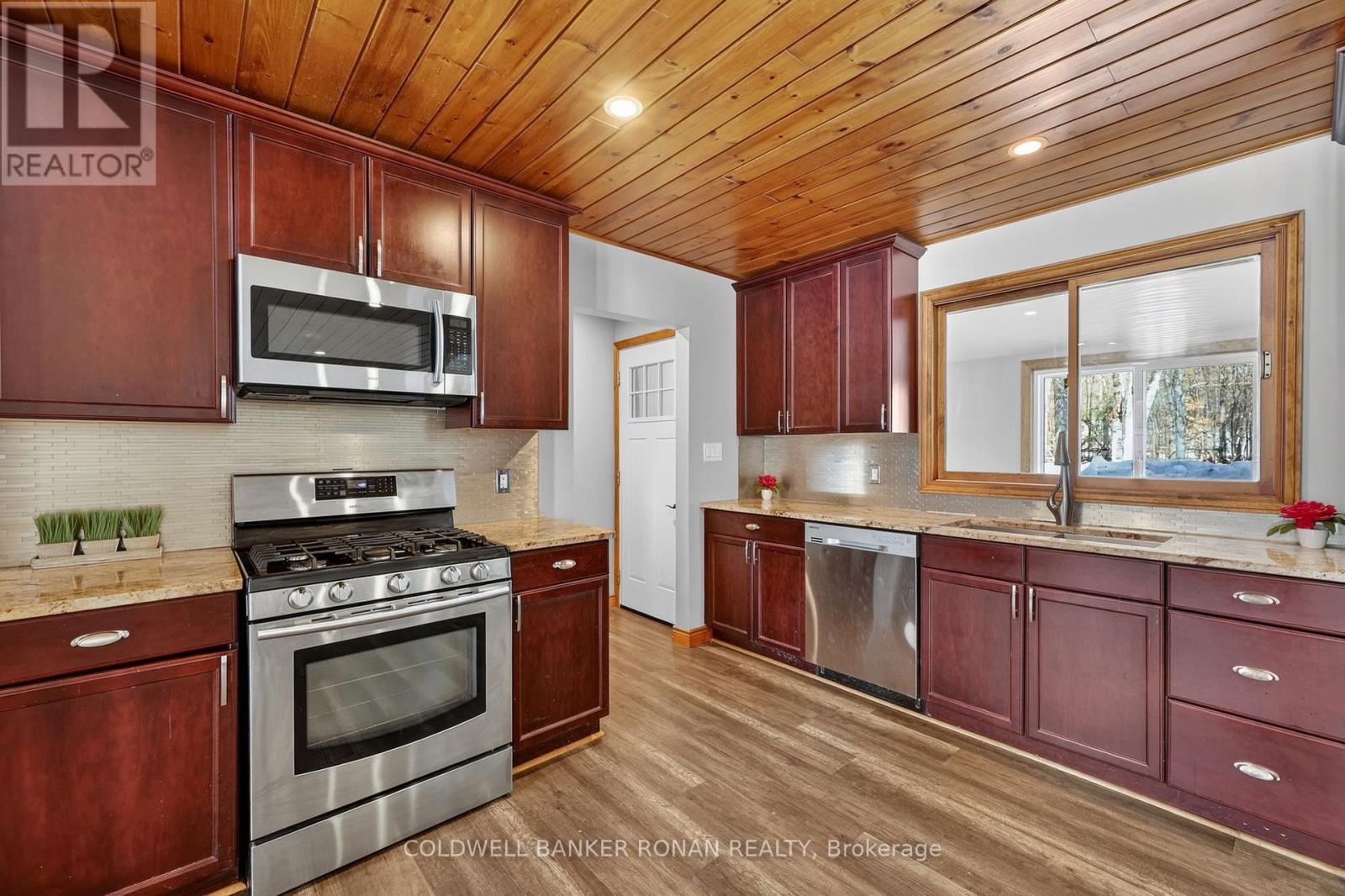 363 Santas Village Road, Bracebridge, Ontario  P1L 1W8 - Photo 7 - X12881152