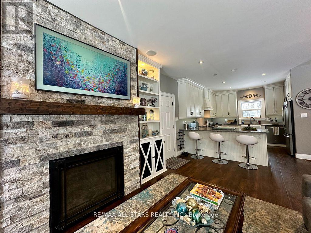 316 1/2 Riverside Drive, Kawartha Lakes, Ontario  K0M 1A0 - Photo 10 - X12881410