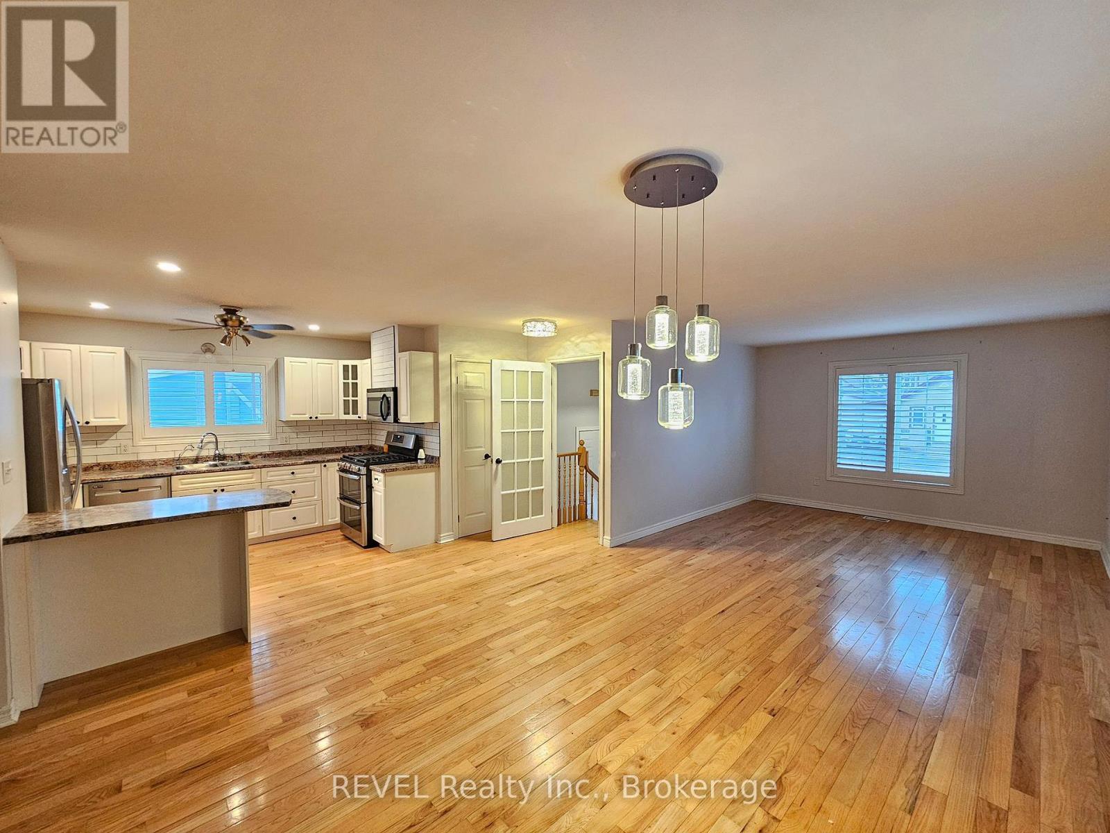 Upper - 5566 Highland Avenue, Niagara Falls, Ontario  L2G 4W7 - Photo 3 - X12881392