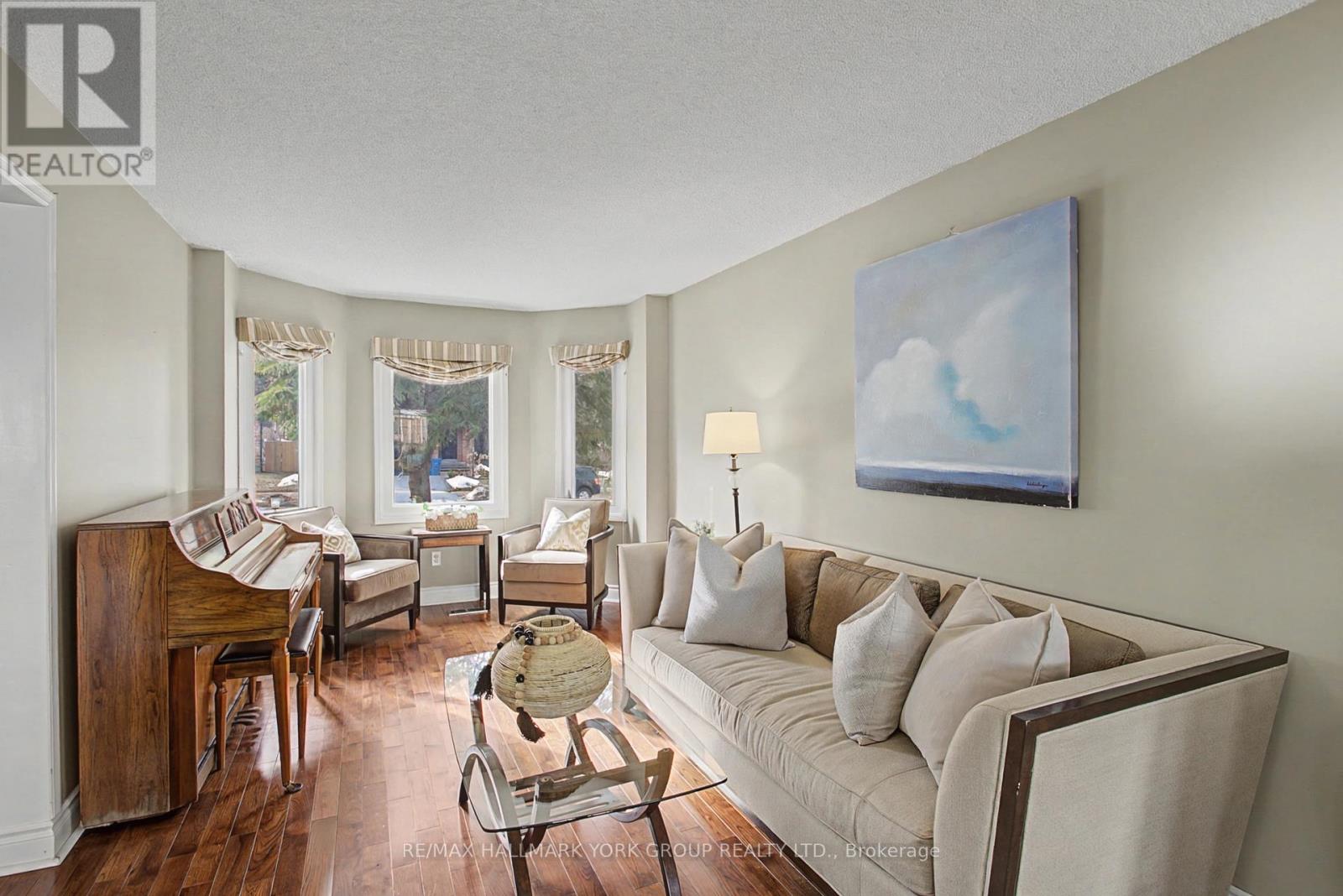 28 Hollingshead Drive, Aurora, Ontario  L4G 5J8 - Photo 4 - N12880620