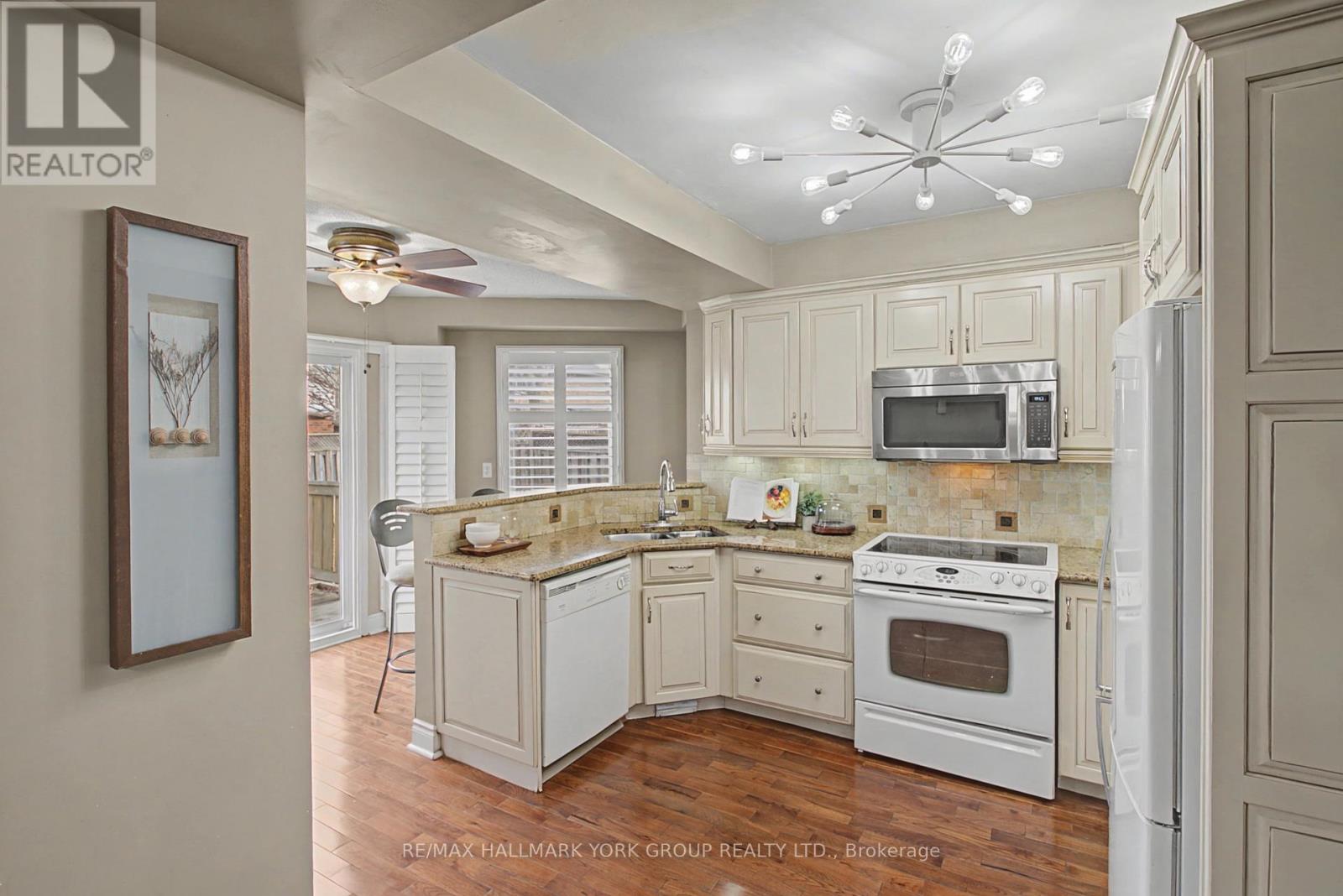 28 Hollingshead Drive, Aurora, Ontario  L4G 5J8 - Photo 7 - N12880620