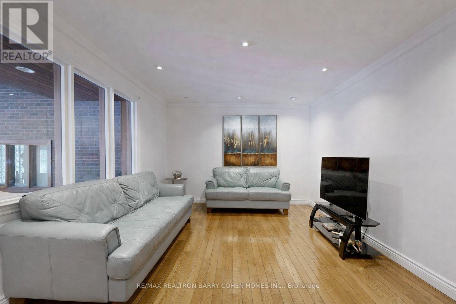 195 Rumble Avenue, Richmond Hill (Mill Pond), Ontario  L4C 4G5 - Photo 4 - N12881226