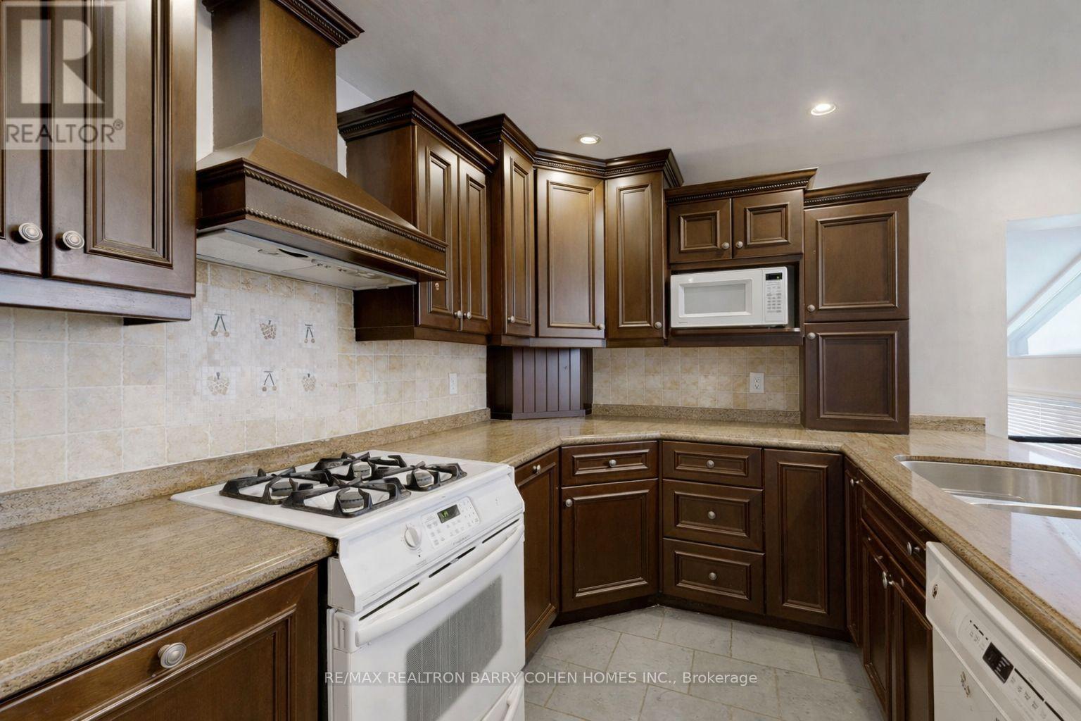 195 Rumble Avenue, Richmond Hill (Mill Pond), Ontario  L4C 4G5 - Photo 8 - N12881226