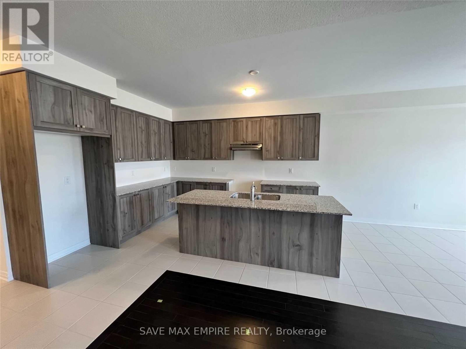 5 Brixham Lane, Brampton (Fletcher's Meadow), Ontario  L7A 5K2 - Photo 6 - W12840854