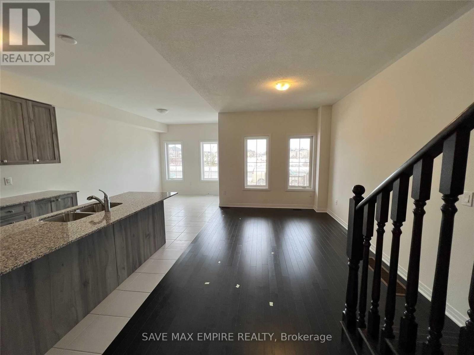 5 Brixham Lane, Brampton (Fletcher's Meadow), Ontario  L7A 5K2 - Photo 4 - W12840854