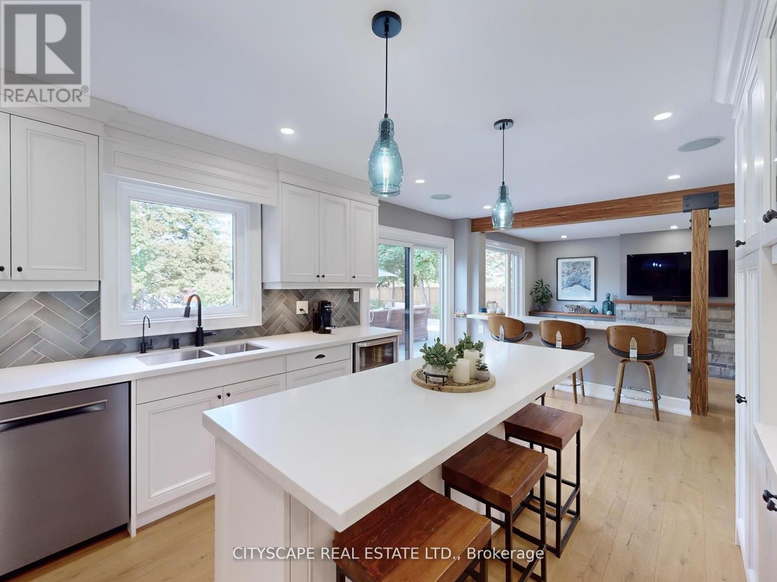 2585 Kenna Court, Mississauga (Sheridan), Ontario  L5K 2K4 - Photo 7 - W12878702