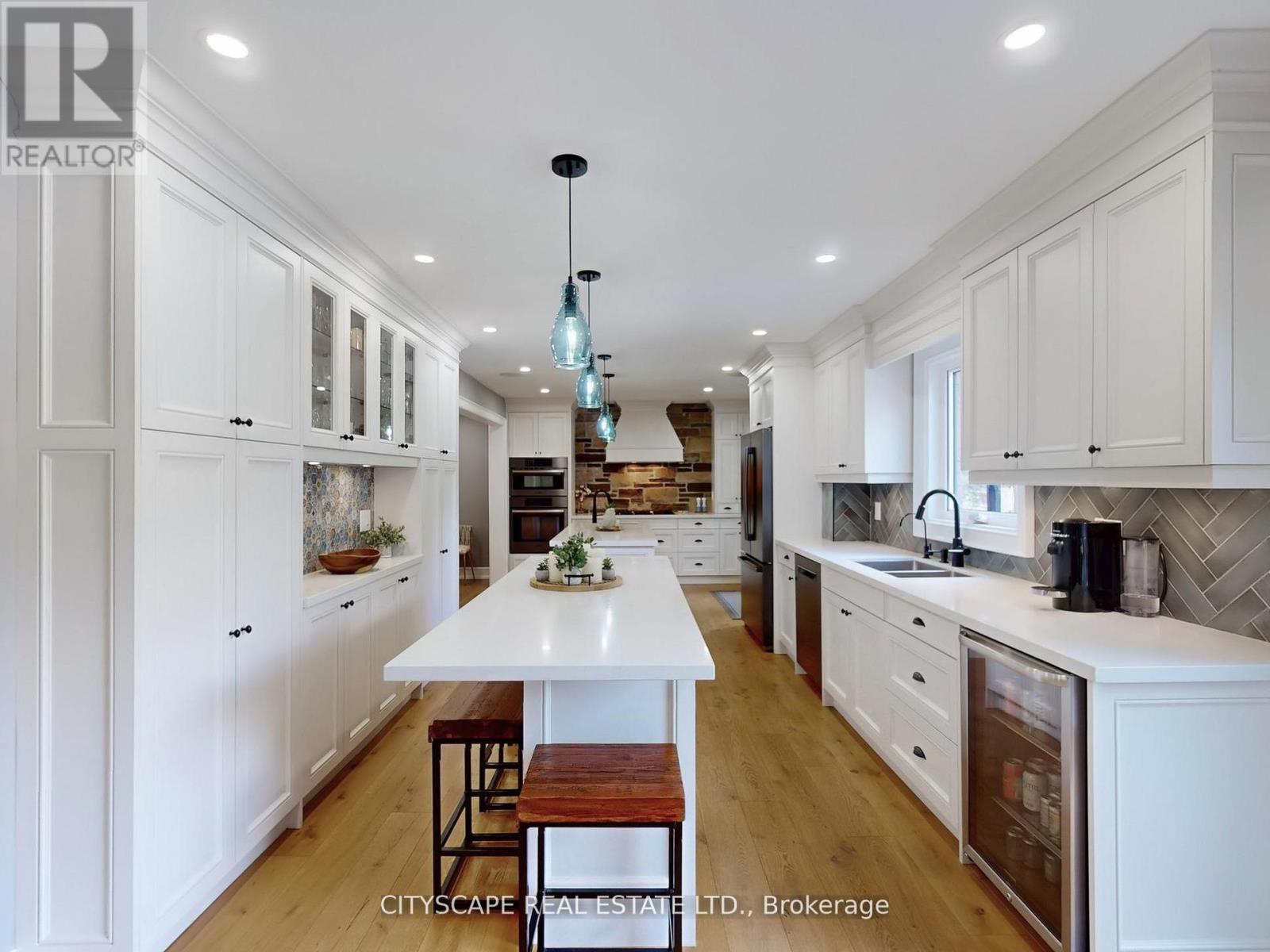 2585 Kenna Court, Mississauga (Sheridan), Ontario  L5K 2K4 - Photo 5 - W12878702