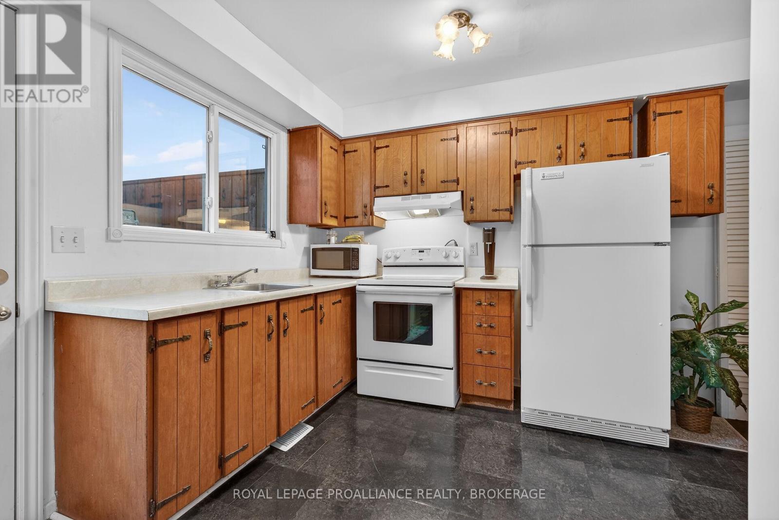 759 Somerset Crescent, Kingston (North Of Taylor-Kidd Blvd), Ontario  K7P 1G3 - Photo 11 - X12881476