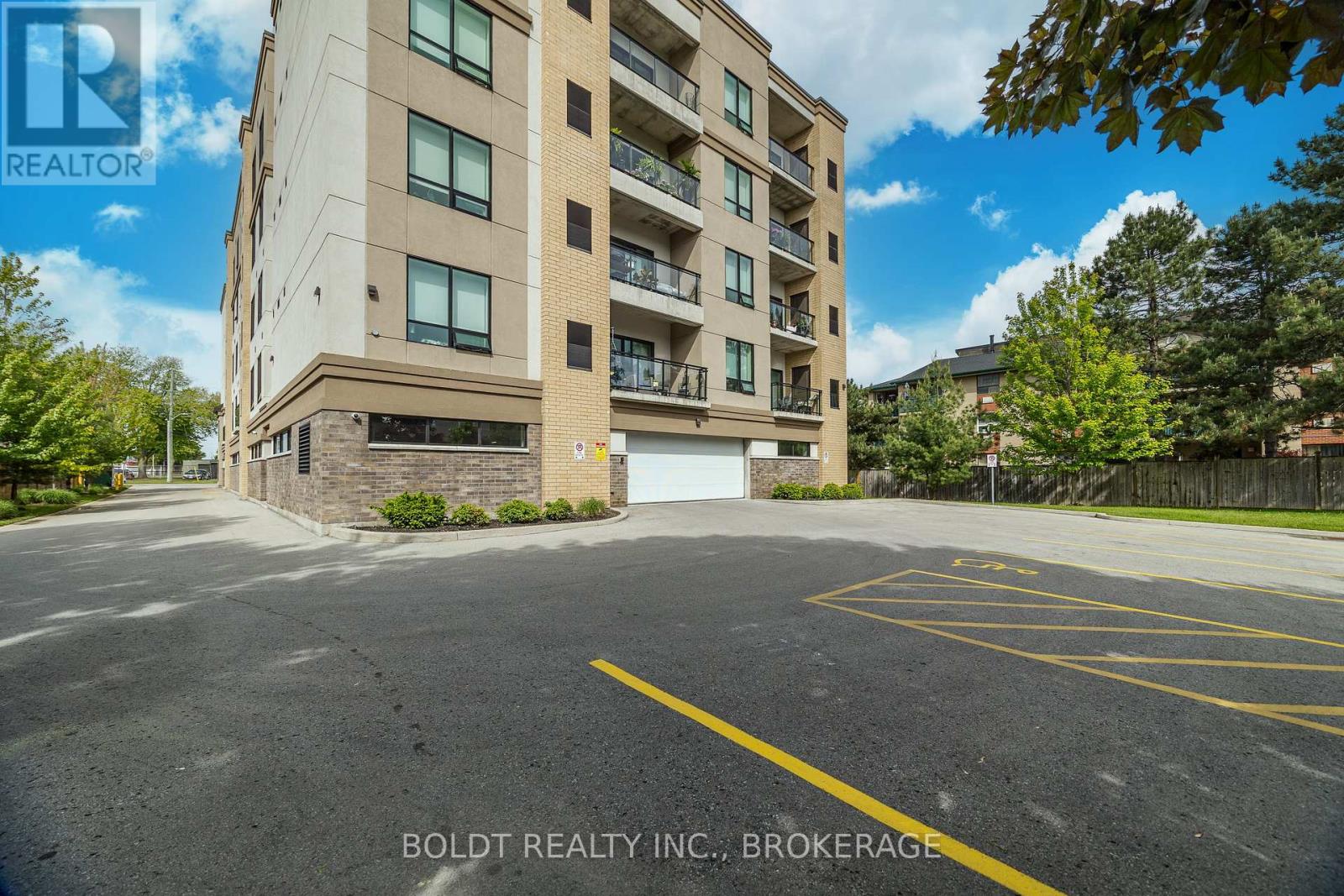 507 - 16 Wood Street, St. Catharines, Ontario  L2N 2A9 - Photo 4 - X12881456