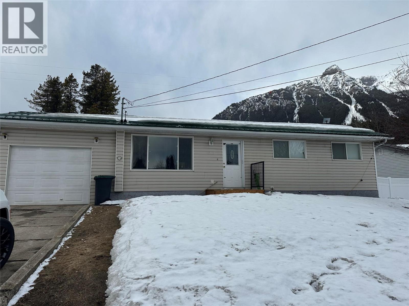 1383 Needles Crescent, Elkford, British Columbia  V0B 1H0 - Photo 1 - 10378799