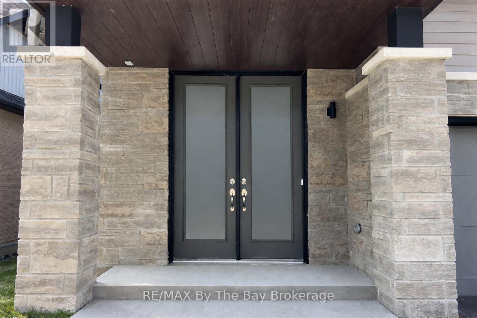 7 Rosanne Circle, Wasaga Beach, Ontario  L9Z 0N5 - Photo 3 - S12881516