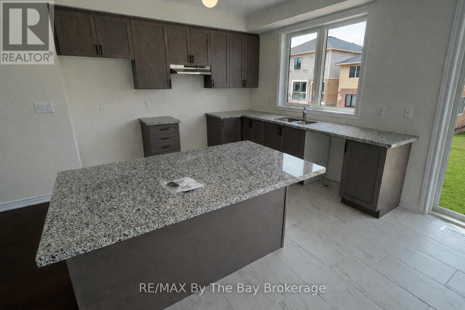 7 Rosanne Circle, Wasaga Beach, Ontario  L9Z 0N5 - Photo 8 - S12881516