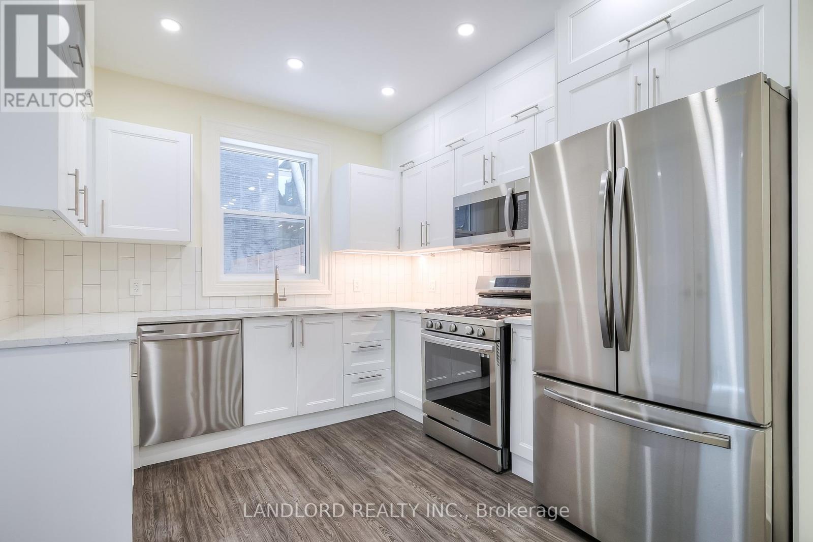 8 Draper Street, Toronto, Ontario  M5V 2M4 - Photo 2 - C12881460