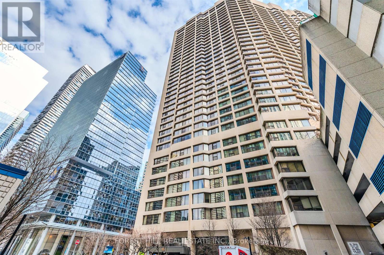 <div class="slider-price">$1,149,000</div><p>2313 - 55 Harbour Square, Toronto, Ontario</p>