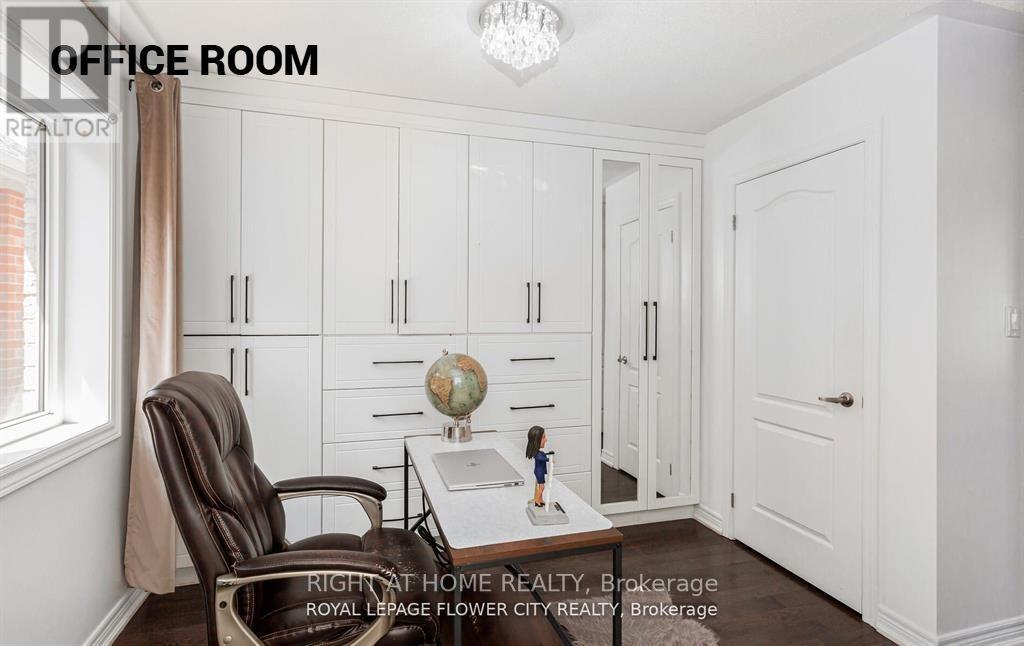 22 Vanwood Crescent, Brampton (Vales Of Castlemore), Ontario  L6P 2X4 - Photo 10 - W12881446