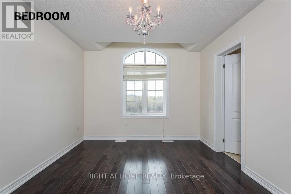 22 Vanwood Crescent, Brampton (Vales Of Castlemore), Ontario  L6P 2X4 - Photo 5 - W12881446