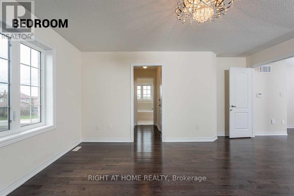 22 Vanwood Crescent, Brampton (Vales Of Castlemore), Ontario  L6P 2X4 - Photo 6 - W12881446