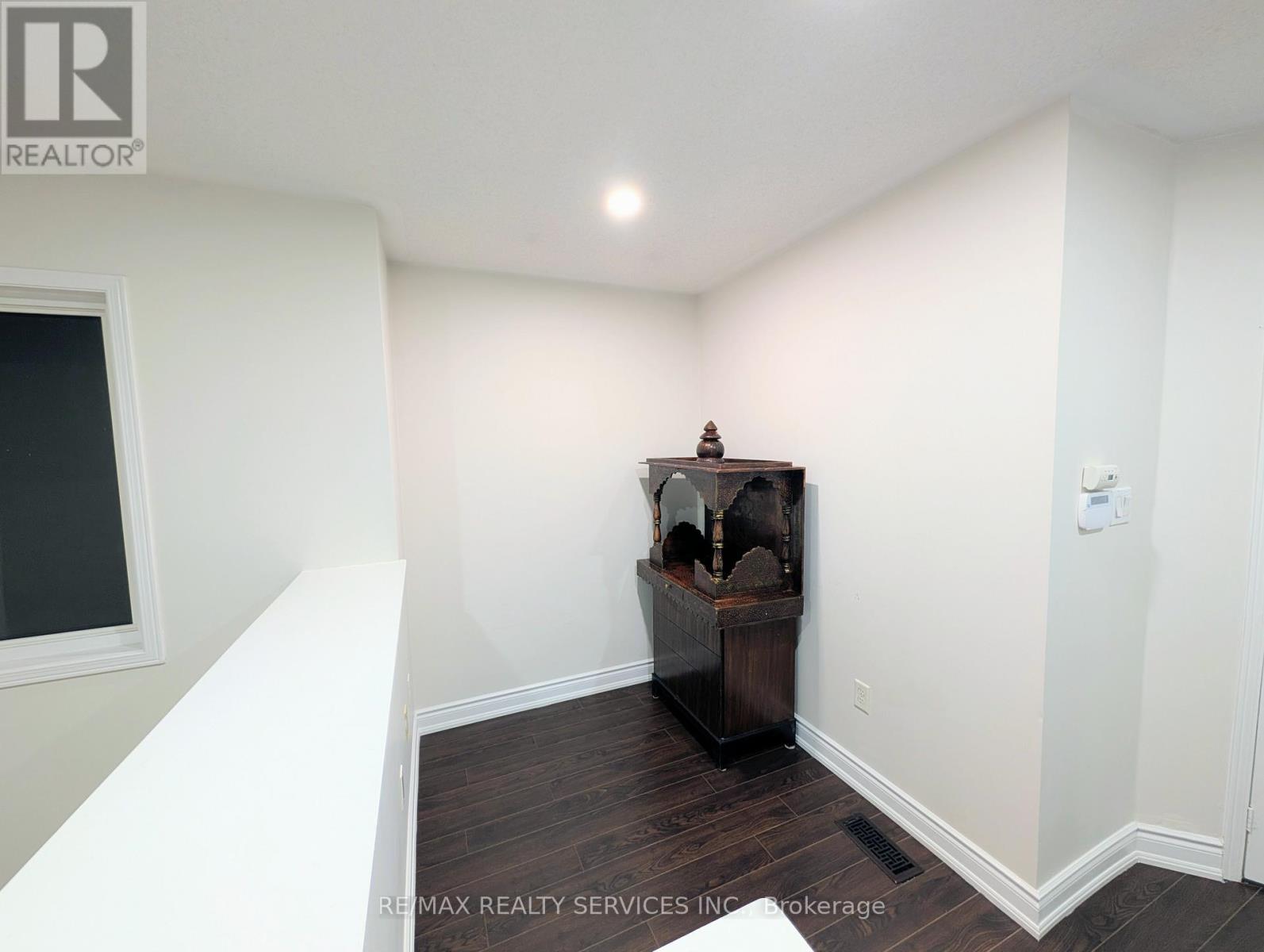 Upper - 5568 Freshwater Drive, Mississauga, Ontario  L5M 7M8 - Photo 14 - W12881496