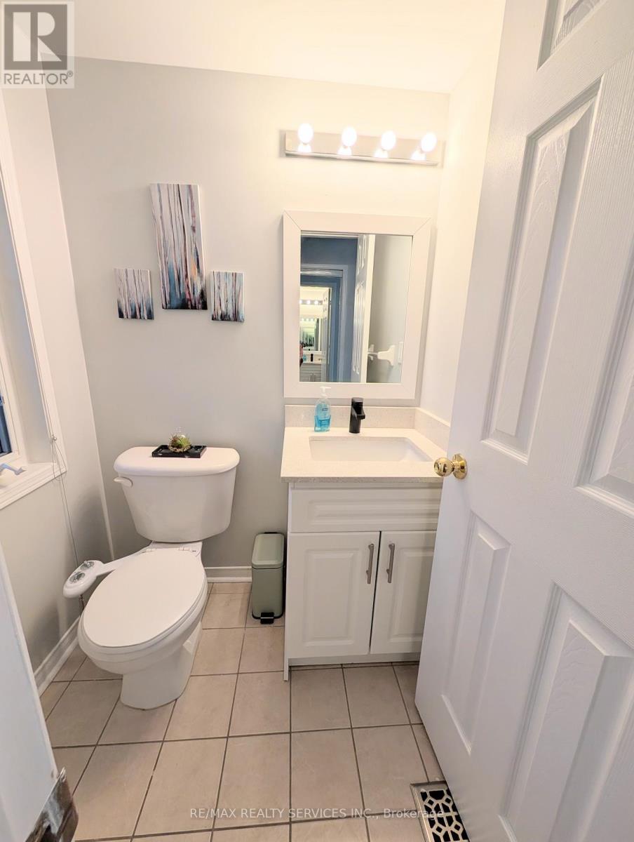 Upper - 5568 Freshwater Drive, Mississauga, Ontario  L5M 7M8 - Photo 9 - W12881496