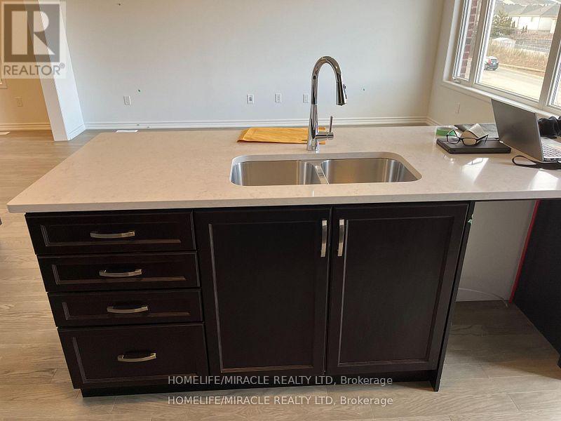 71 Histand Trail, Kitchener, Ontario  N2R 0S2 - Photo 8 - X12881434