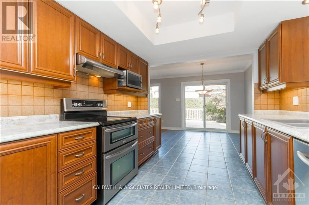 13 Sai Crescent, Ottawa, Ontario  K1G 5N7 - Photo 10 - X12881780