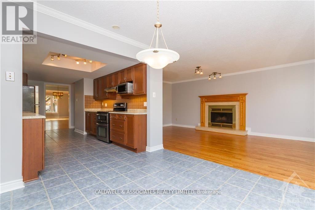 13 Sai Crescent, Ottawa, Ontario  K1G 5N7 - Photo 12 - X12881780