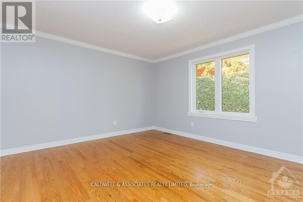 13 Sai Crescent, Ottawa, Ontario  K1G 5N7 - Photo 15 - X12881780